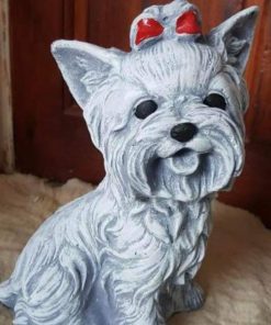 Yorki sitting statue